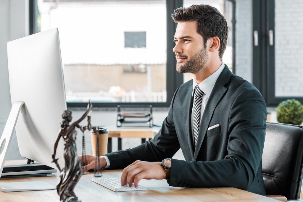 ارتباط با وکیل در زشک